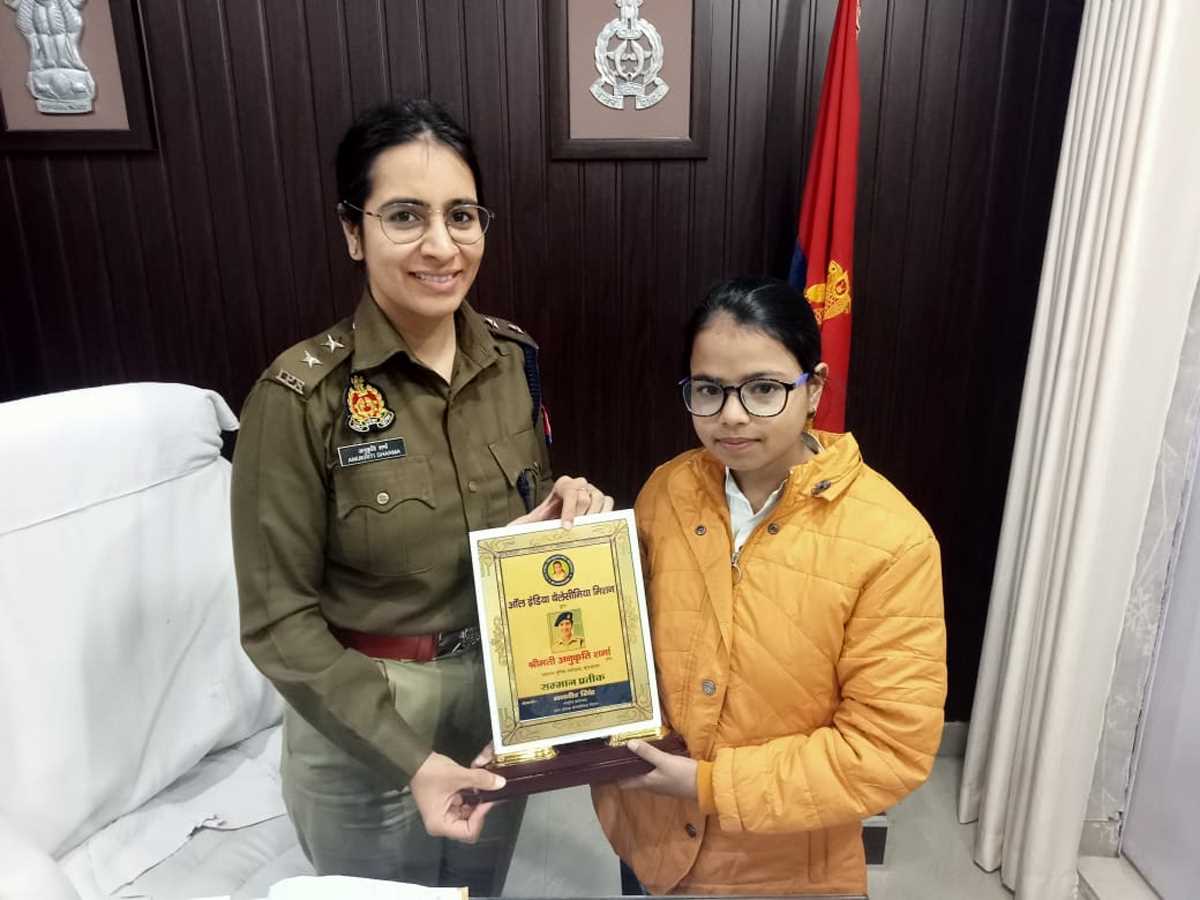 बुलंदशहर : बेटी शिवानी ने एसपी/सीओ सिटी को की मोमेंटो भेंट